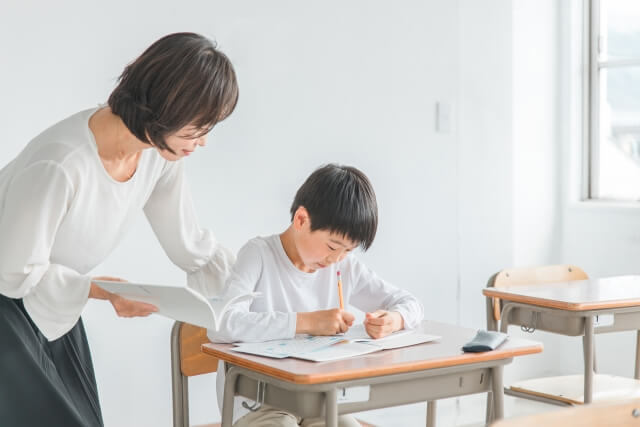 小学生と勉強を教える塾講師