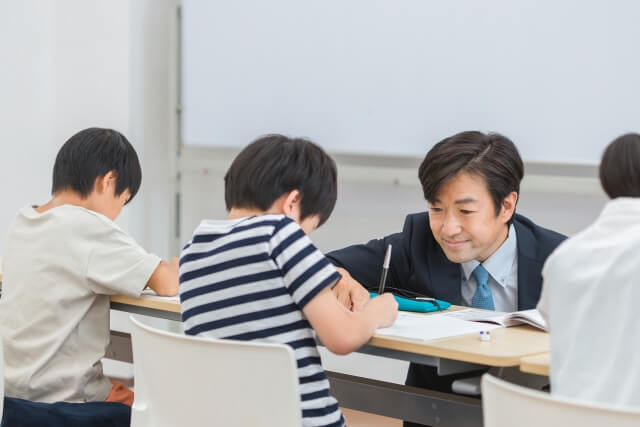 生徒に勉強を教える塾の先生