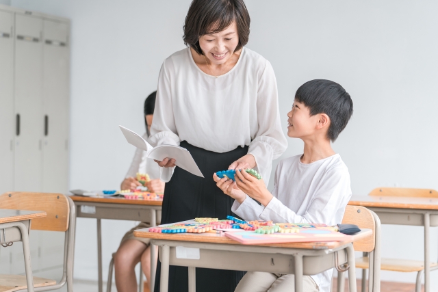 塾で楽しそうに勉強する小学生