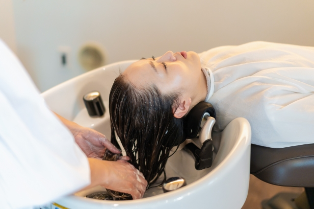 シャンプーする女性