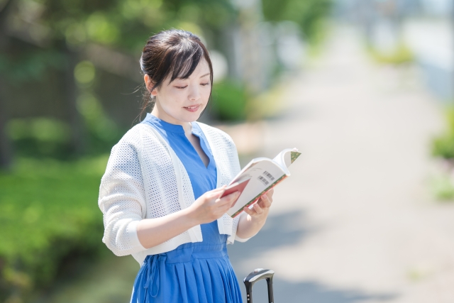 ガイドブックを見る女性