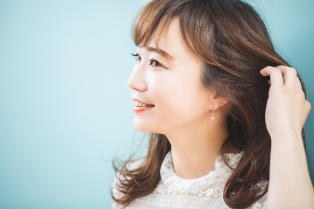 髪をかき上げる女性