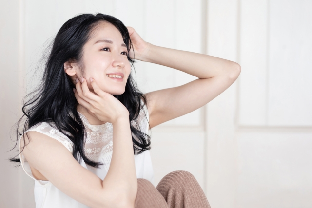 髪に触れる女性