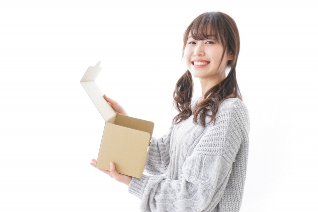 宅配便を受け取る人