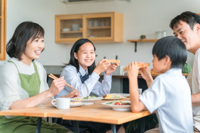 パンを食べる家族