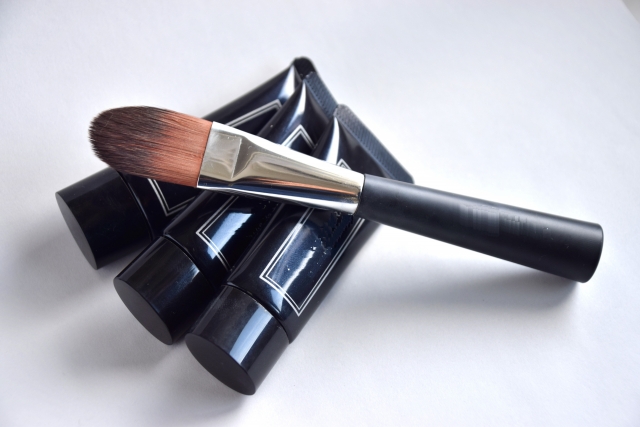 ファンデーションとブラシ