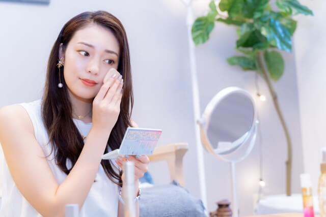 メイクをする女性