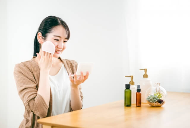 メイクをする女性